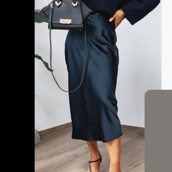 Black satin silk midi skirt - Picture 5 of 15